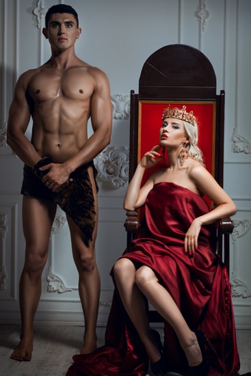  Мужчина и женщина играют в BDSM-игру: Раб и царица 